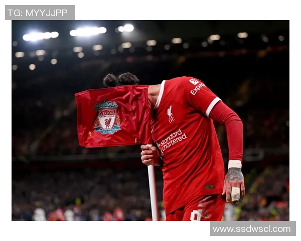 近期哪位足球明星在赛场上表现突出引发球迷热议和关注