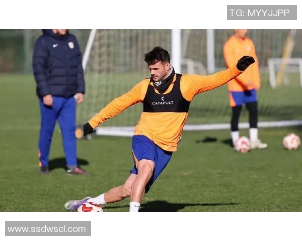 足球明星社交媒体发文引发热议引争论球迷反应不一